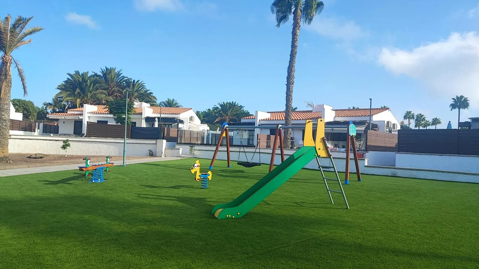 Bungalow Maspalomas Golf Con Jacuzzi, Piscina Y Jardin San Bartolome de Tirajana  Holiday home San Bartolome de Tirajana (Gran Canaria)